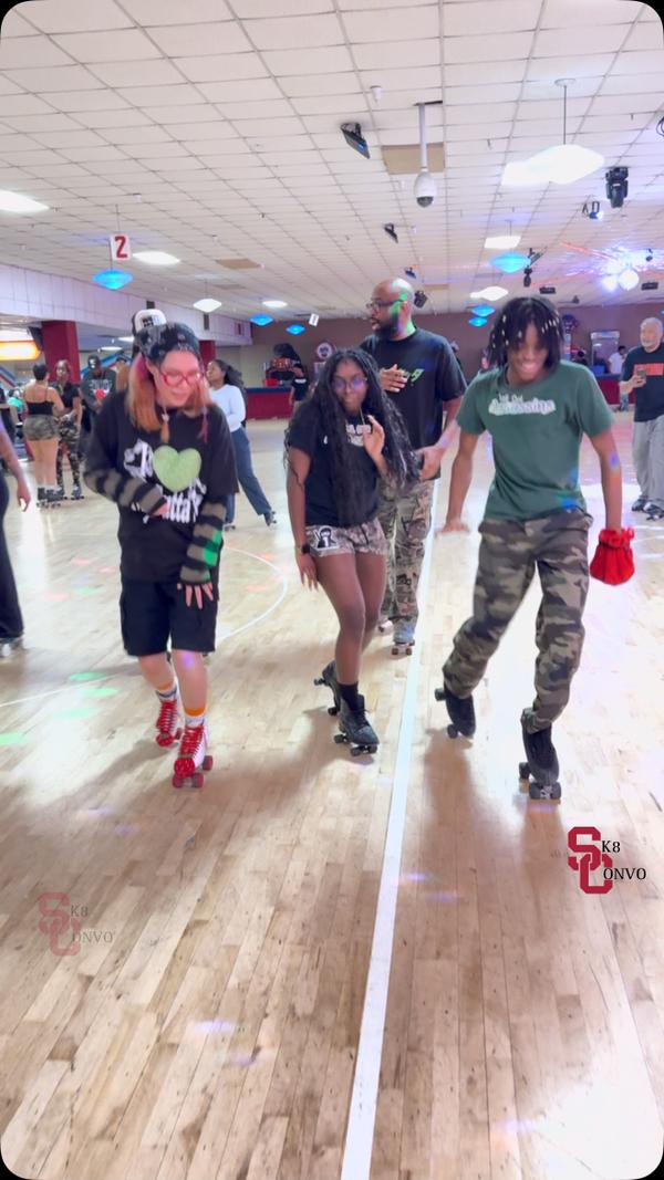 With @sk8convo — Crowd Cutta X Assassin’s @m1k1moo @jazzyrholl @alexcharlesarzu Striding with @wesjiggsccp in the back at @atomicskatejam