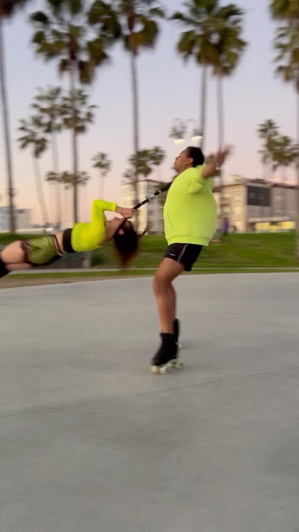 Happy to be back in #venicebeach flying high with @josiahbishop66 ! #rollerduo #rollerskatetricks #artisticskating #sunset vid by @yellowchi
