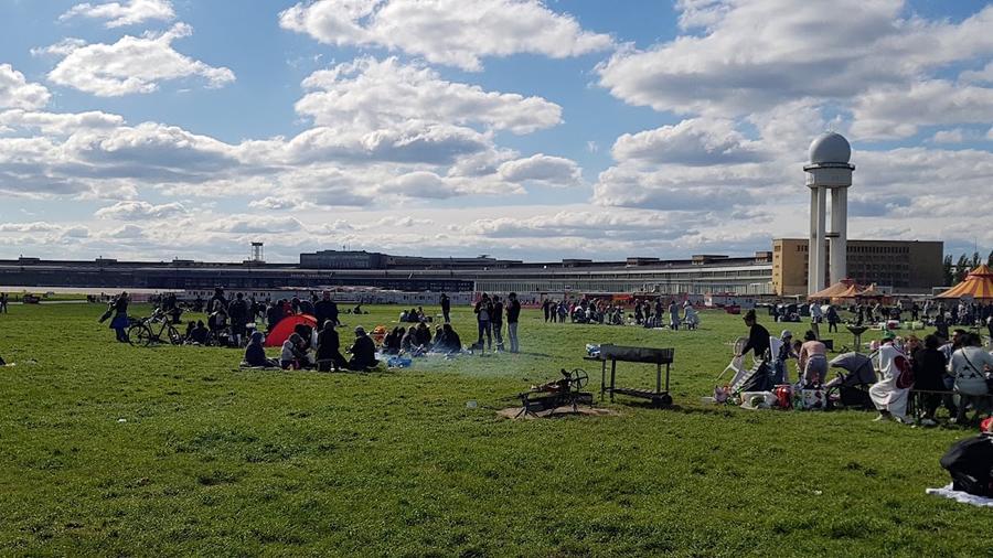 Tempelhofer Feld (runways / Skatestrecke)