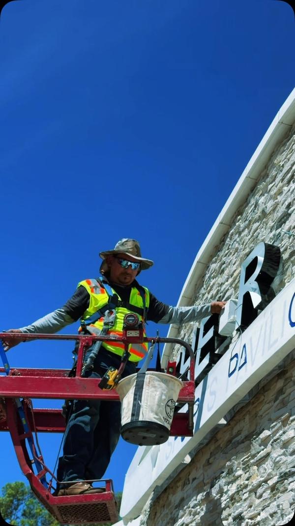 With @cityofsantaclarita β The Rink Sports Pavilion sign is going up! @therinksportspavilion π§‘π«§