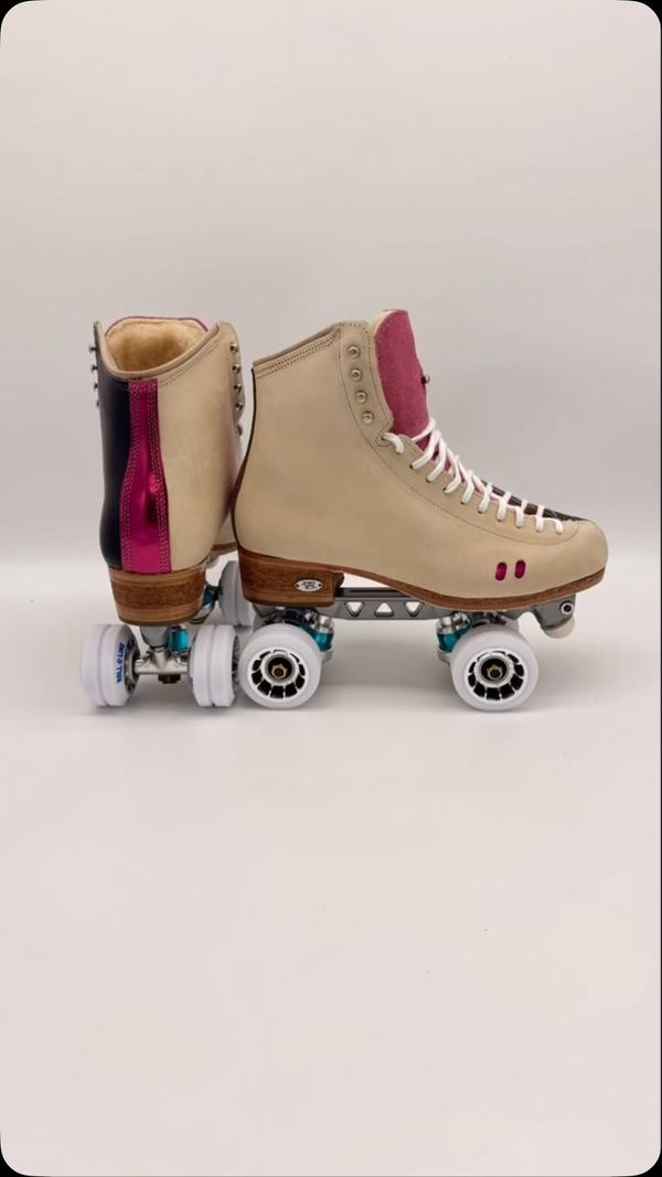 Beautiful @riedellroller 336 with split purple leather and Abilene and a fun hit of pinkπ classic and playful all at the same time.